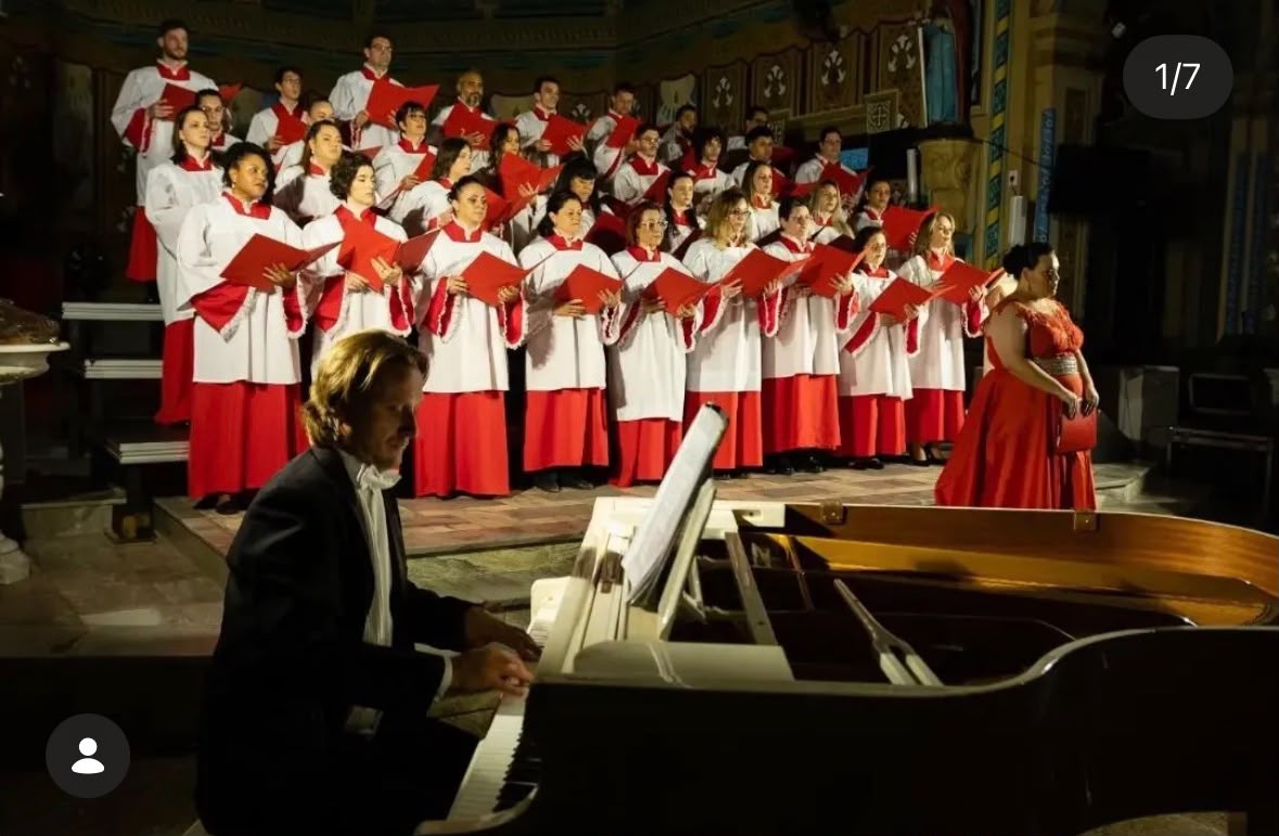 Coral em apresentação, formado a partir das aulas de canto da Bravíssimo